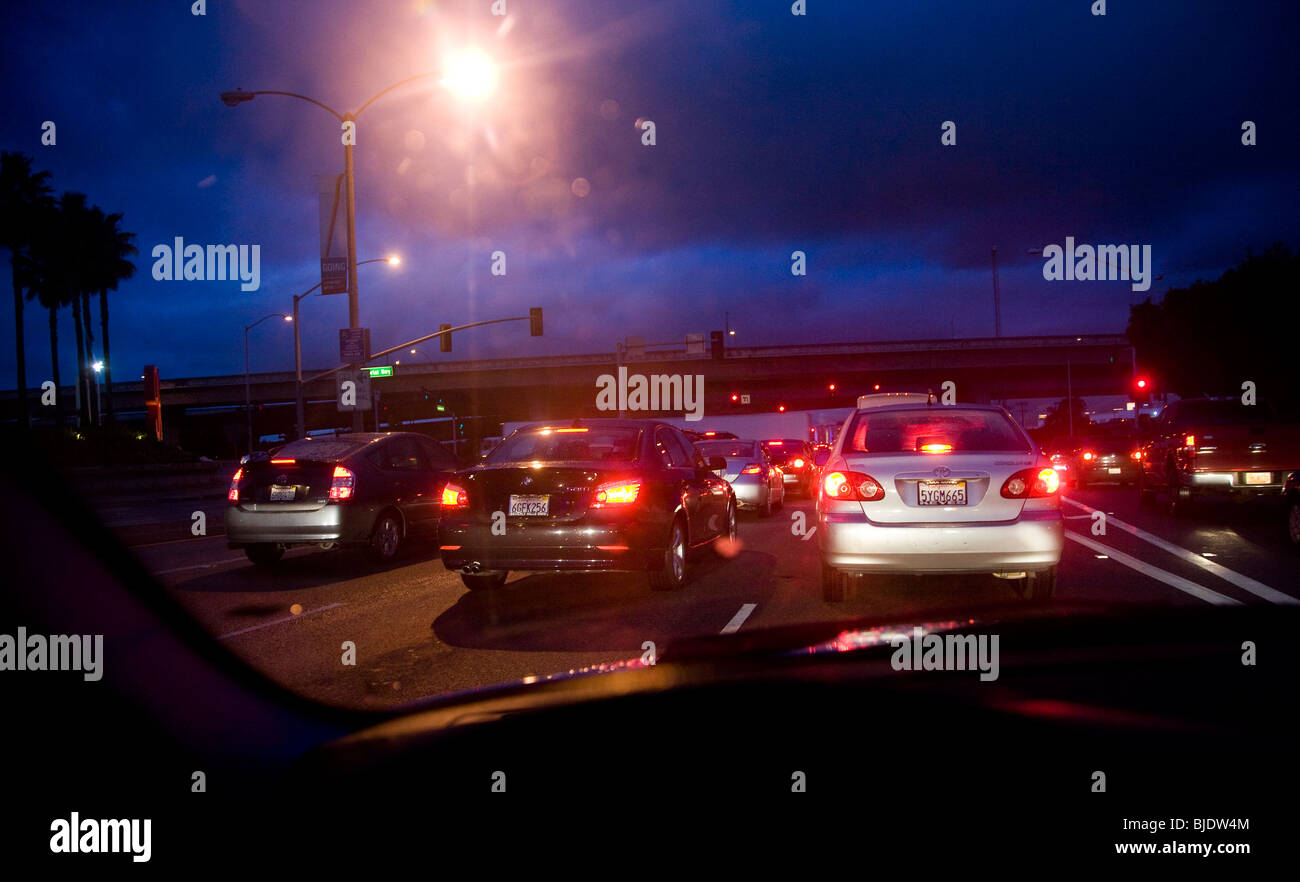 Nuit pluvieuse dans les rues Westchester, Los Angeles County, Californie, États-Unis d'Amérique Banque D'Images