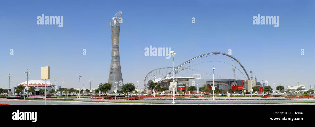 Vue panoramique de l'un des aspects de la complexe sportif aspire à Doha, Qatar, avec le stade de football de Khalifa et aspire Tower. Banque D'Images