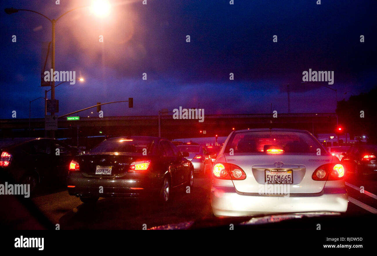 Nuit pluvieuse dans les rues Westchester, Los Angeles County, Californie, États-Unis d'Amérique Banque D'Images