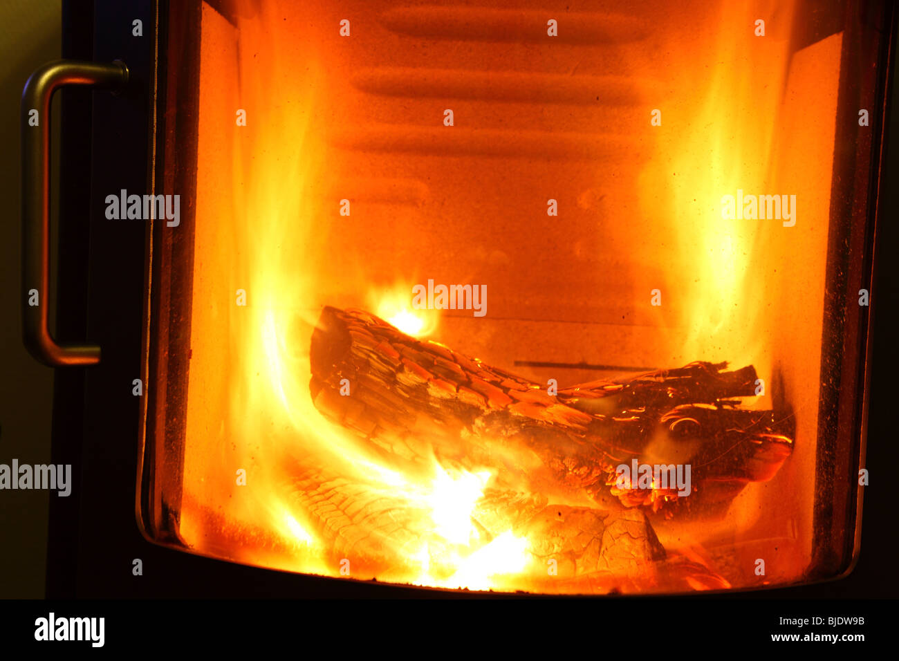 Cheminée bois brûlant cuisinière journal dans maison en hiver Banque D'Images