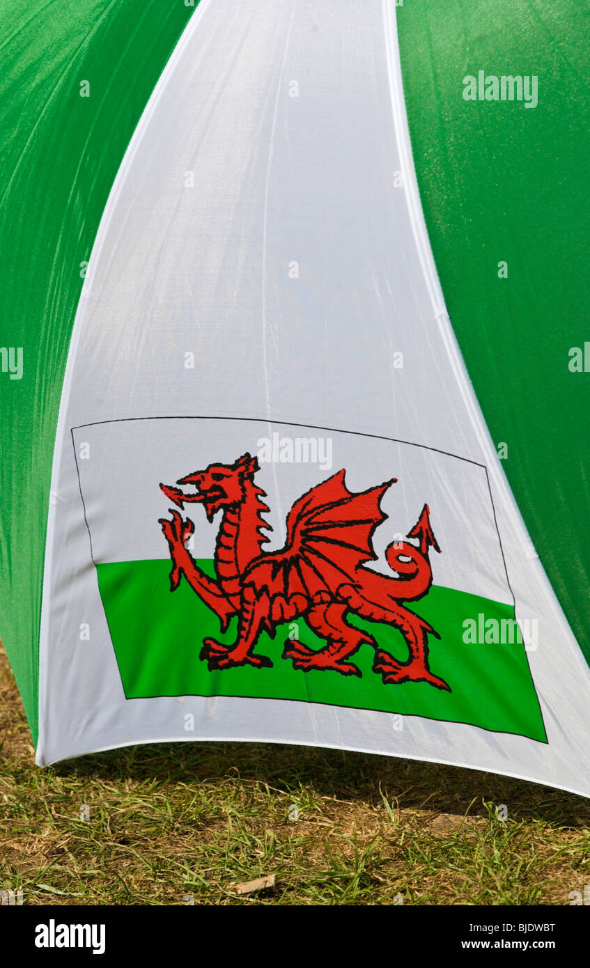 Welsh dragon rouge drapeau sur parapluie à la lumière au cinéma Newport Gwent South Wales UK Banque D'Images