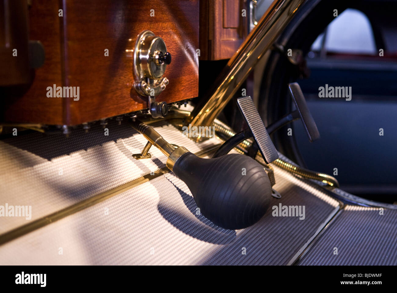 Un vieux type manuel horn (une poire en caoutchouc) sur le plancher d'une vieille voiture. Banque D'Images