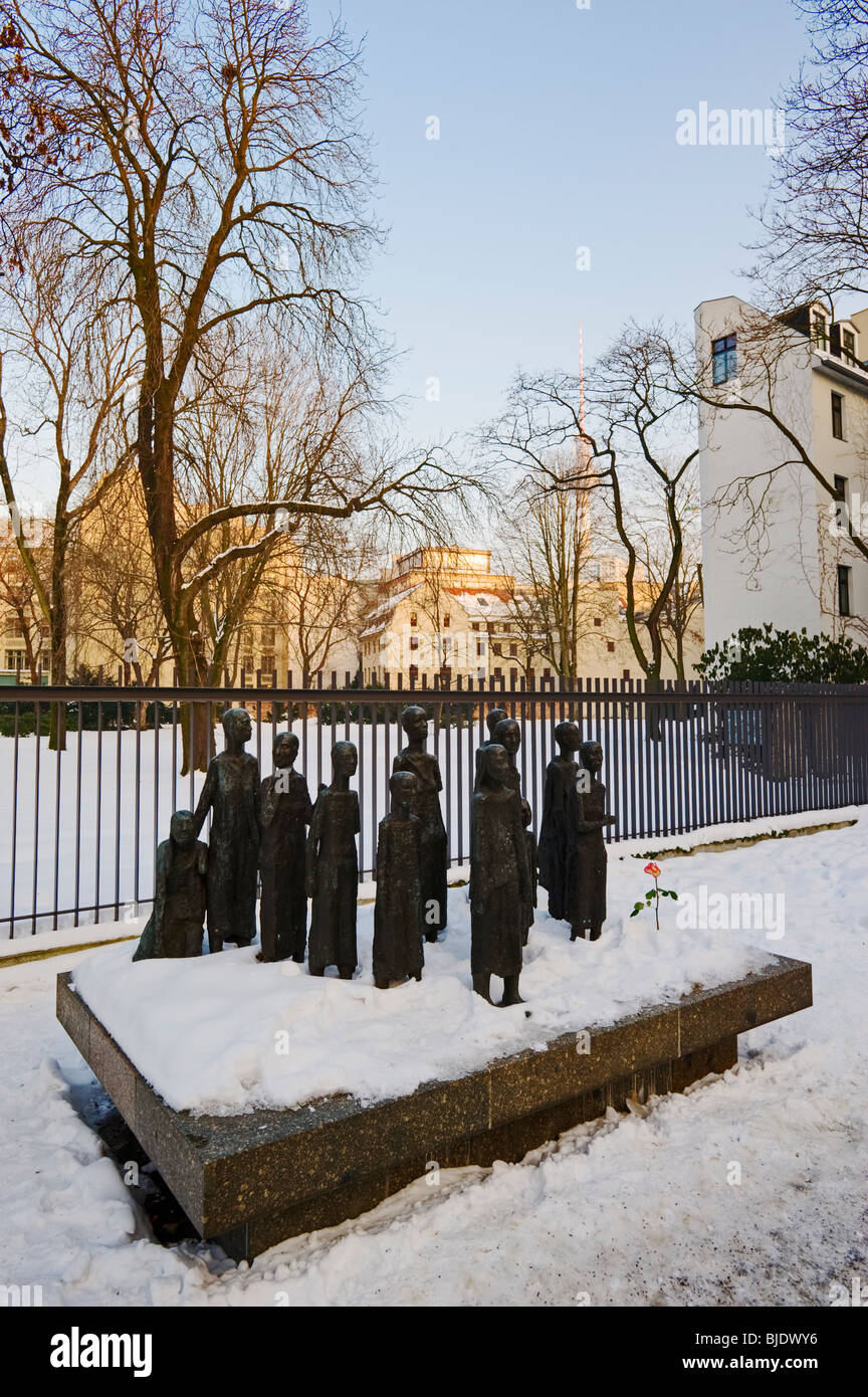 Sculpture en bronze - Juifs victimes du fascisme, en face du cimetière juif, Grosse Hamburger Strasse, Berlin, Germany, Europe Banque D'Images