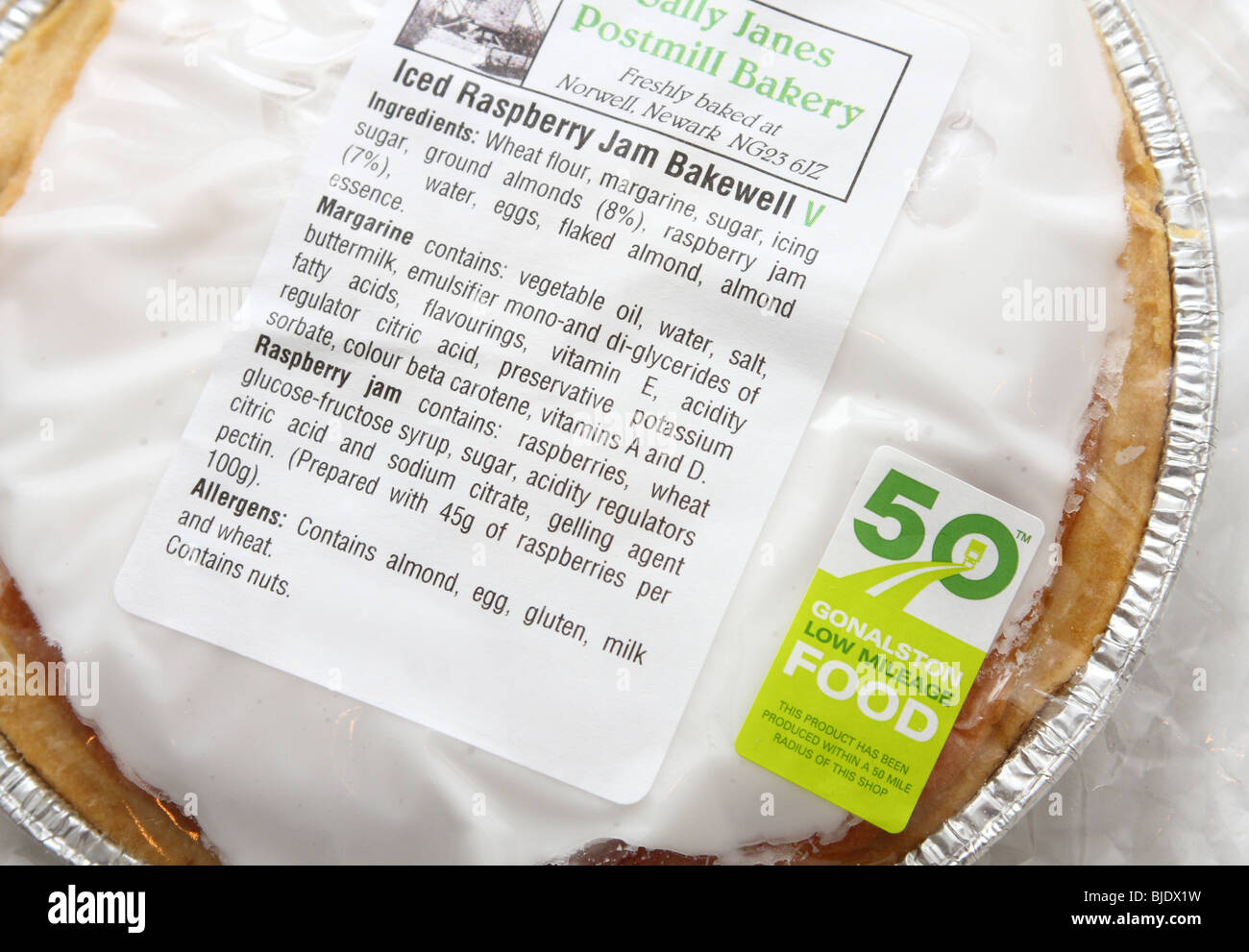 Un faible kilométrage sur l'étiquette des aliments produits localement sur une tarte Bakewell. Banque D'Images