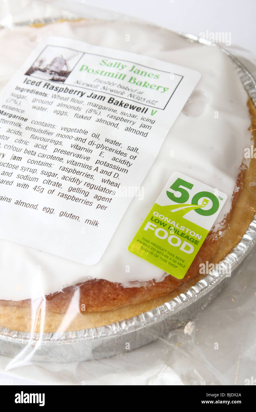 Un faible kilométrage sur l'étiquette des aliments produits localement sur une tarte Bakewell. Banque D'Images