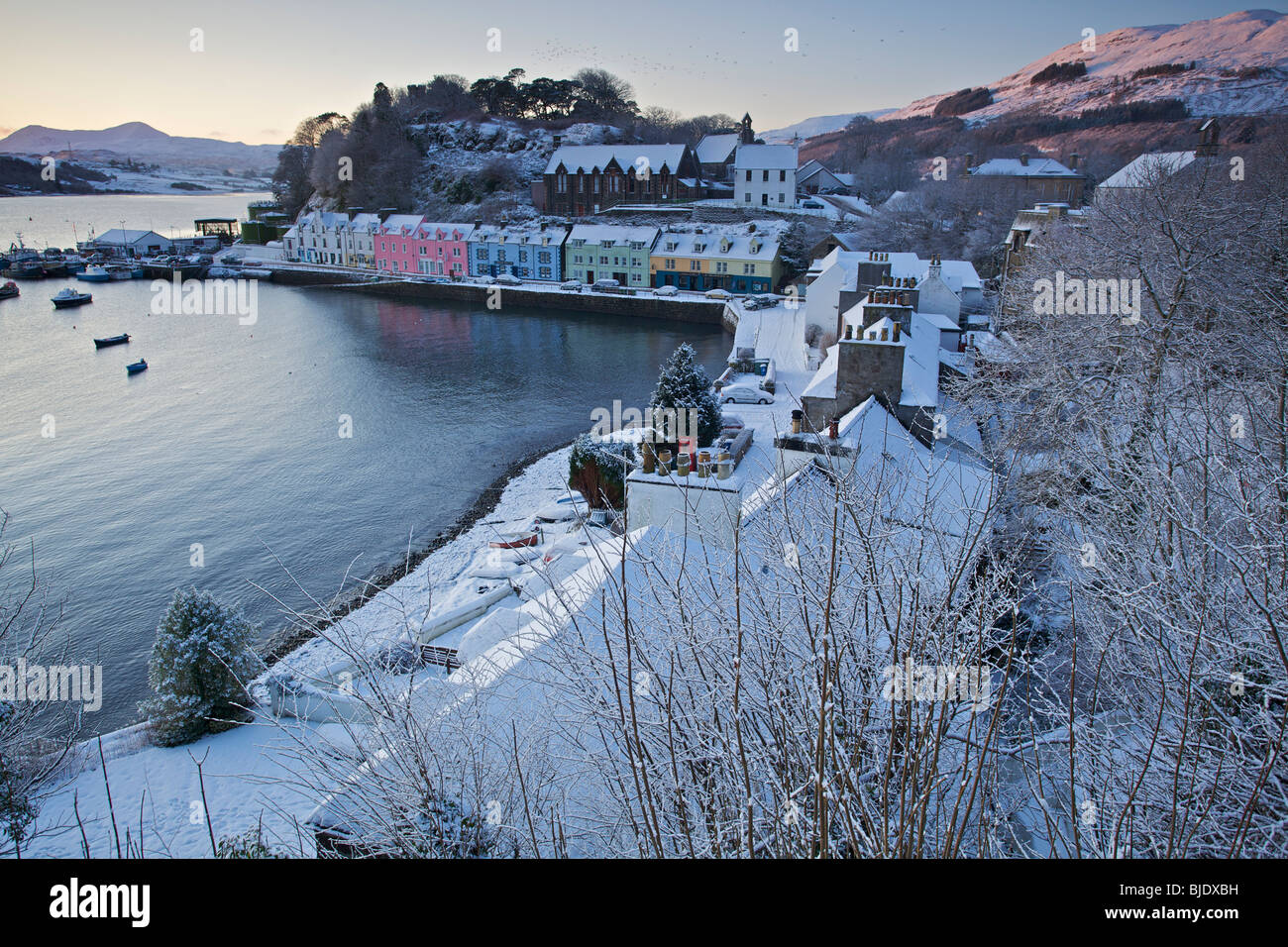 Le port de Portree en hiver la neige, île de Skye, Écosse Banque D'Images