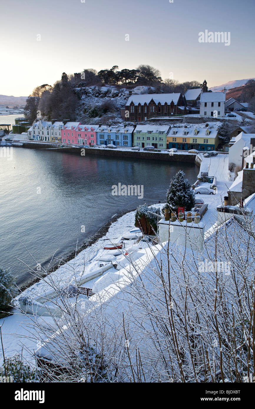 Le port de Portree en hiver la neige, île de Skye, Écosse Banque D'Images