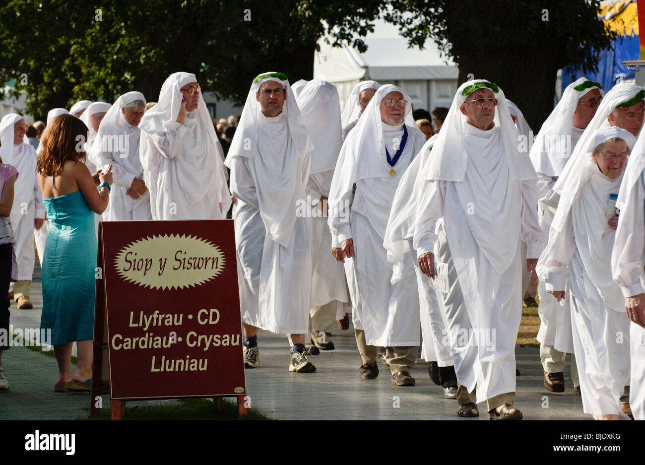 Robe blanche Gorsedd des bardes de procession à la lumière au cinéma Newport Gwent South Wales UK Banque D'Images