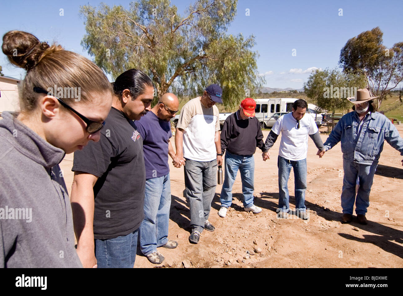 Les bénévoles priant au 'Poiema Ranch' discipleship centre près de Ensenada, Mexique Banque D'Images