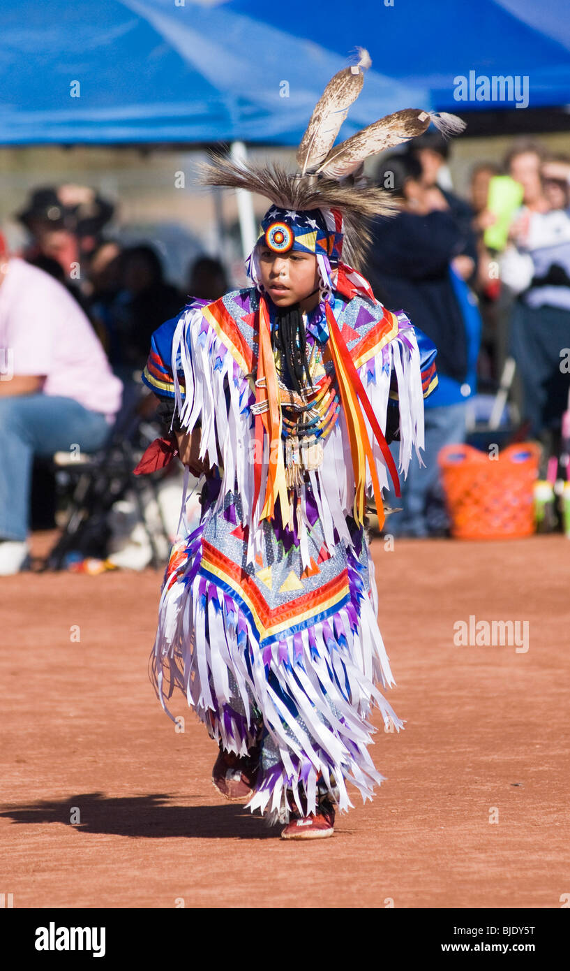 Des danseurs en costume traditionnel effectuer lors d'un Pow-wow. Banque D'Images