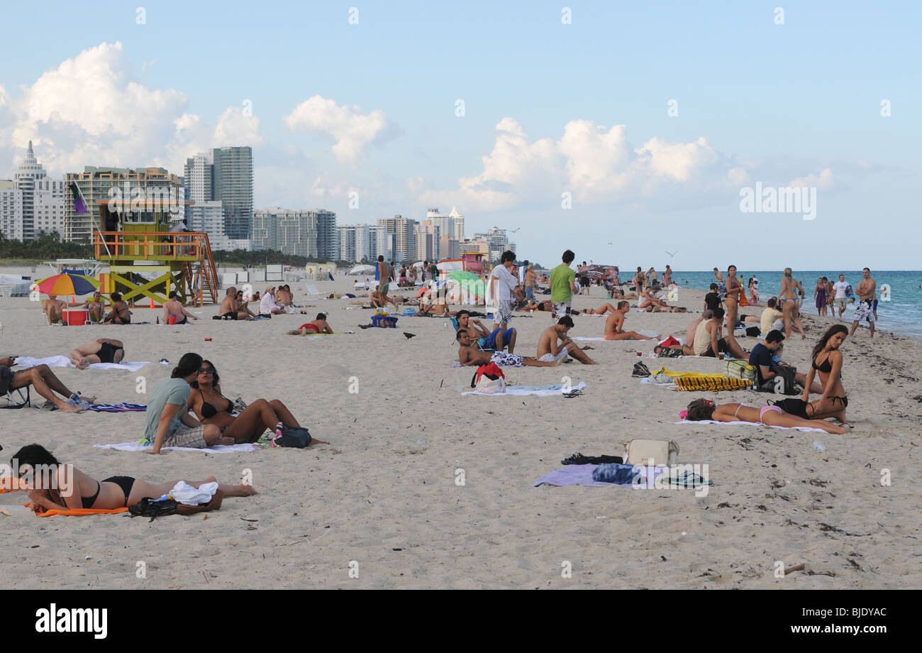Enyoying les gens la fin de l'après-midi le soleil, le sable et les eaux chaudes de l'océan de Beautiful South Beach, Miami Beach en Floride. Banque D'Images
