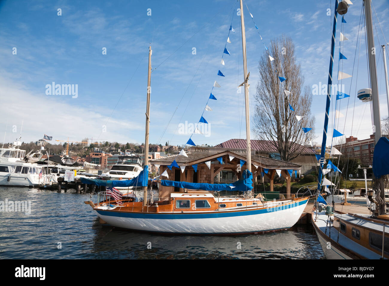 Voilier amarré au centre pour des bateaux en bois, South Lake Union, Seattle, Washington - journée ensoleillée Banque D'Images