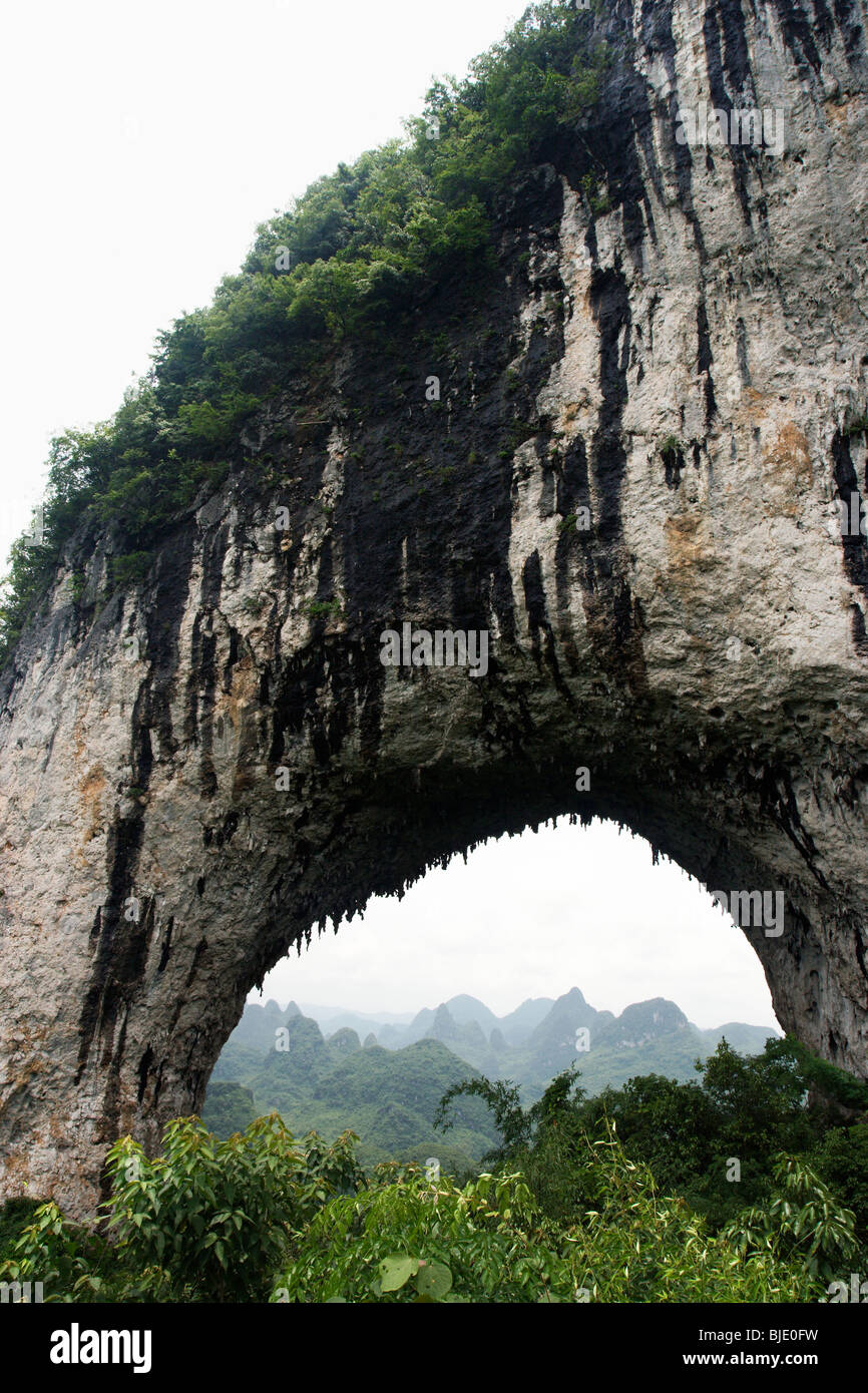 Moon Hill (une formation de calcaire) à Yangshuo (près de Guilin), Chine du sud. Banque D'Images