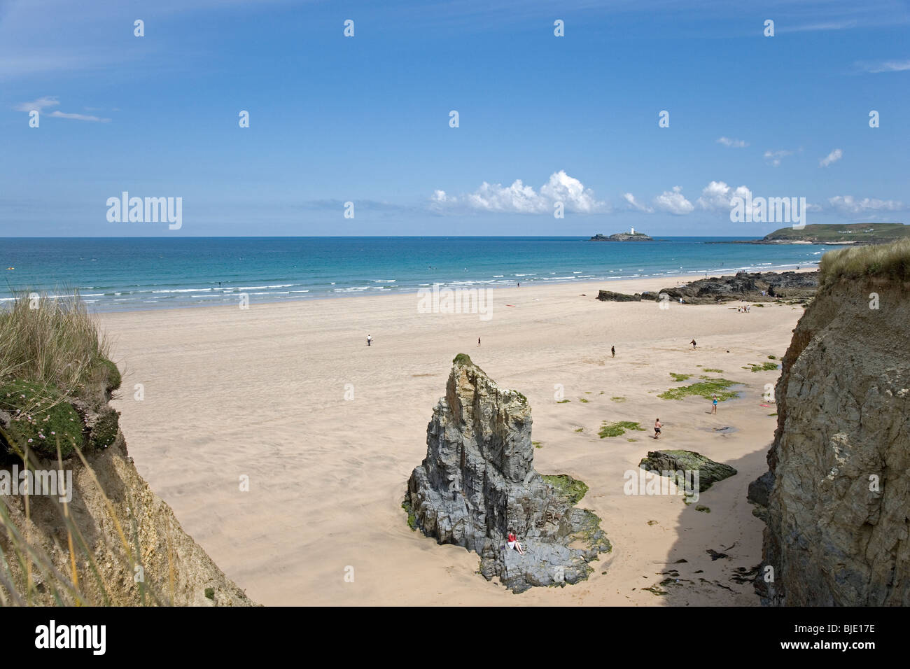 Les touristes de détente à Gwithian Cornwall Beach Banque D'Images