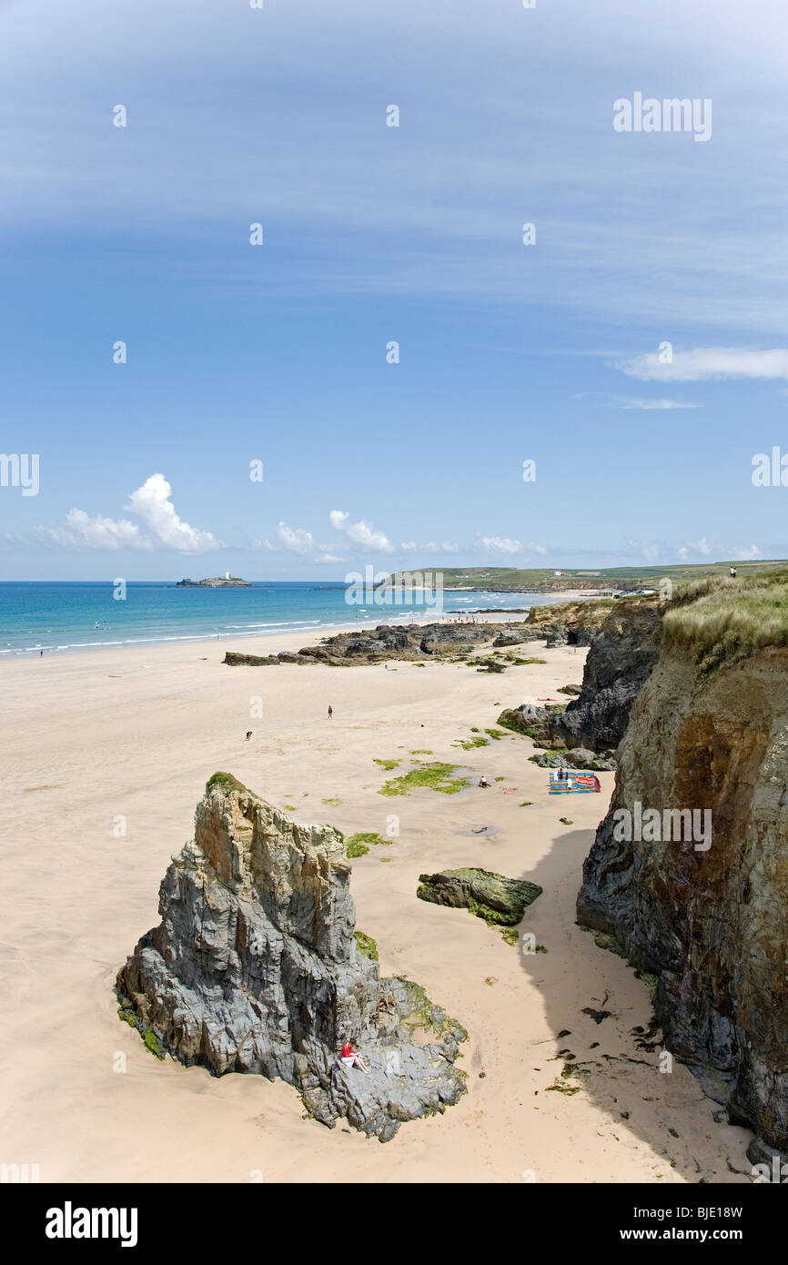 Les touristes de détente à Gwithian Cornwall Beach Banque D'Images