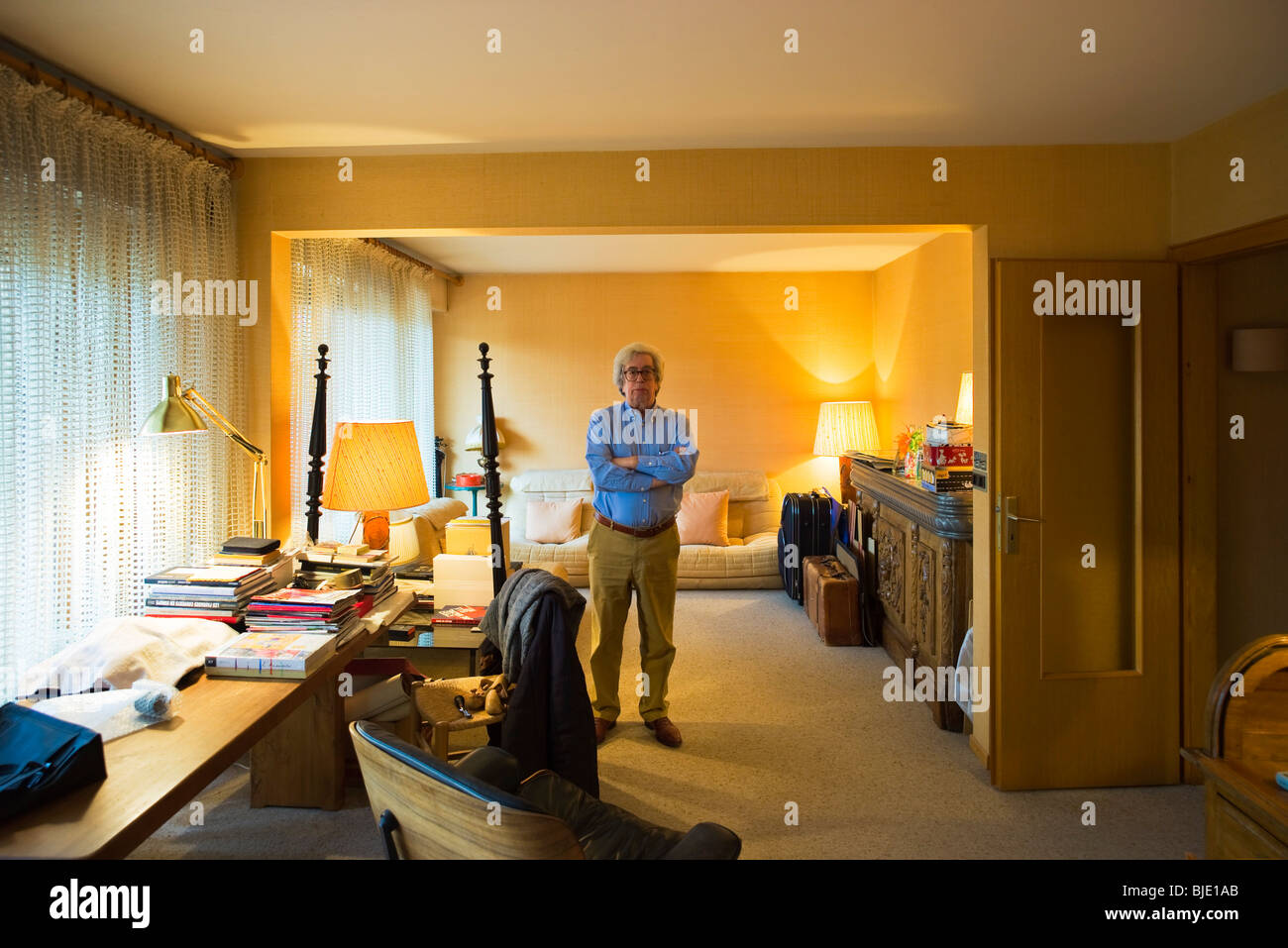 Monsieur l'Homme debout au milieu d'un salon Banque D'Images