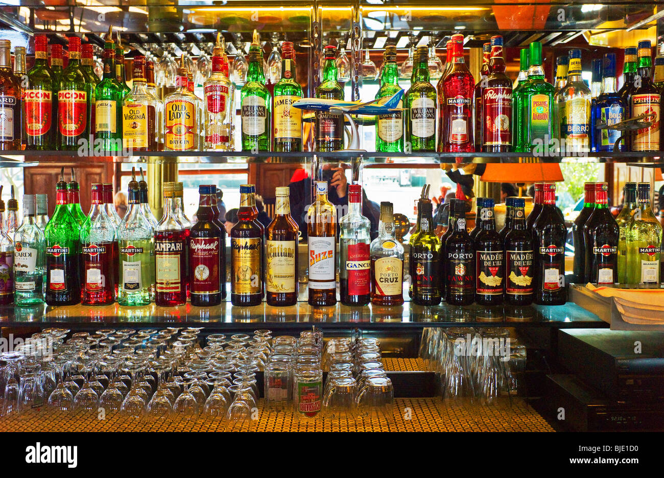 Les bouteilles d'alcool et de l'esprit sur des étagères bar Photo Stock -  Alamy