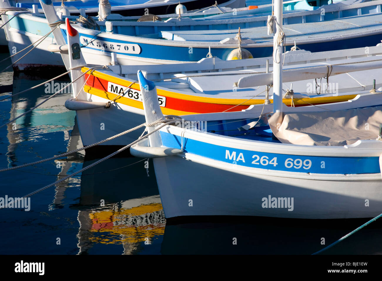 Cassis, Provence, France. Détail de bateaux de pêche dans le port. Banque D'Images