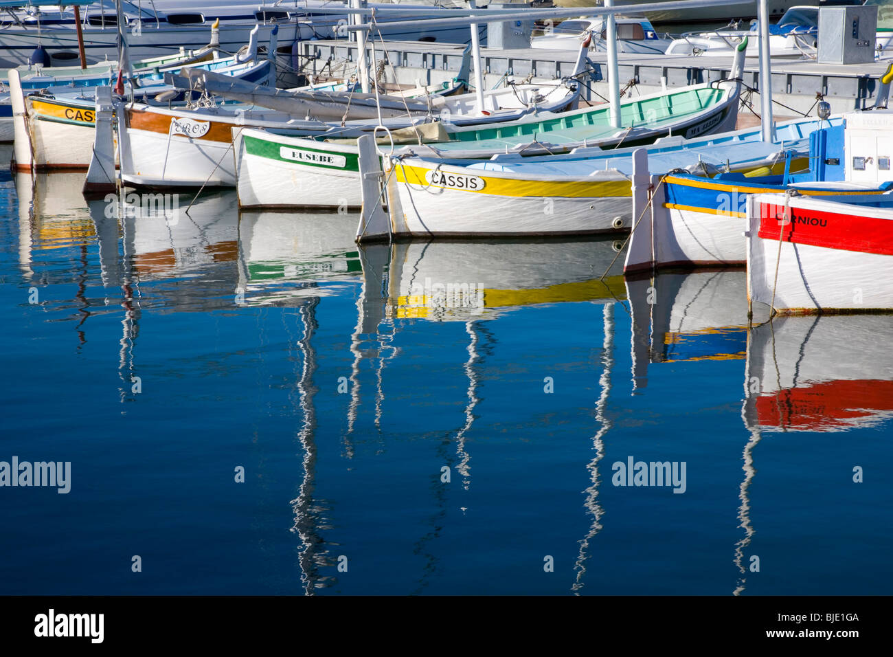 Cassis, Provence, France. Bateaux de pêche dans le port. Banque D'Images