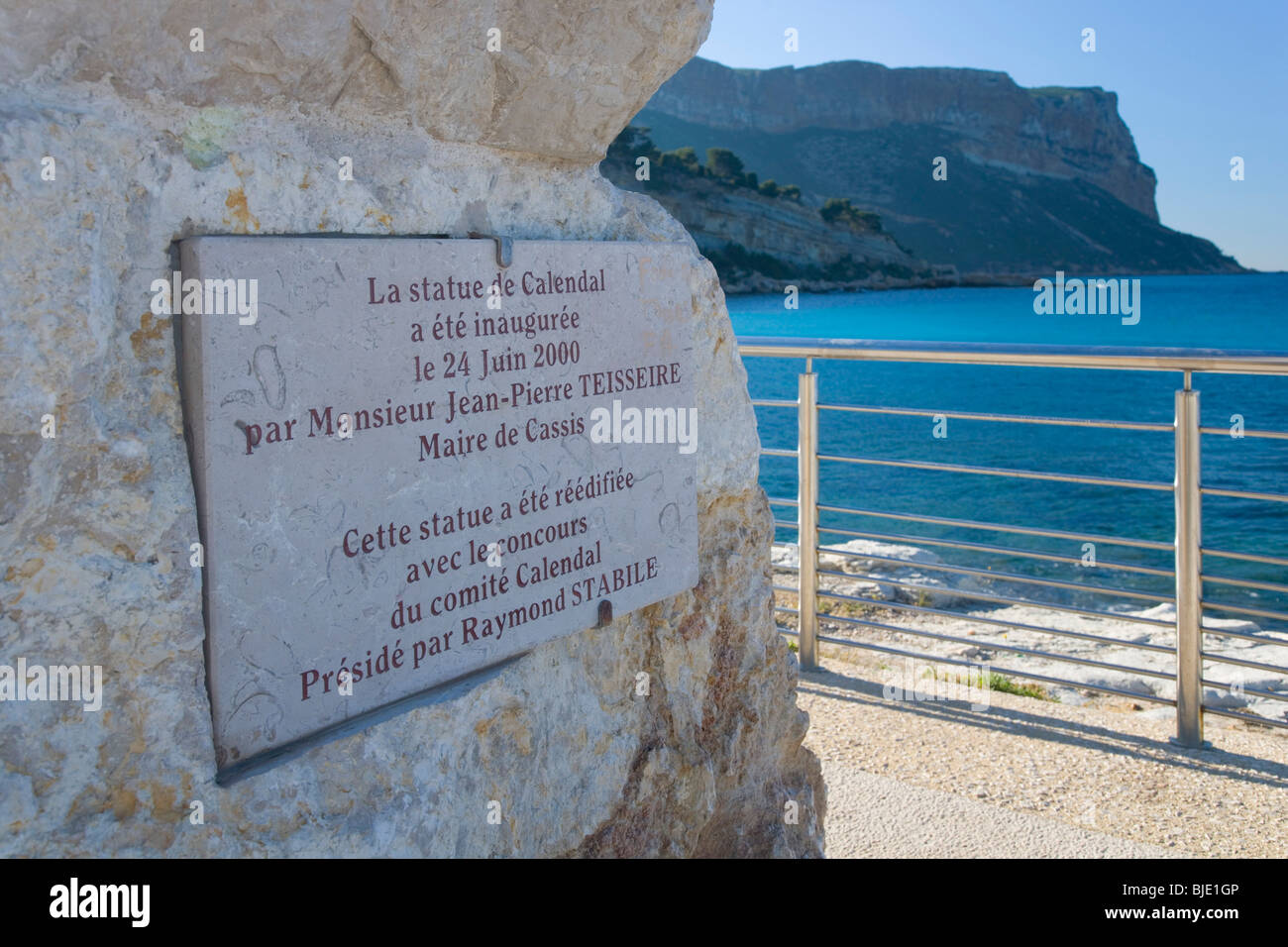 Cassis, Provence, France. Plaque d'inauguration de la statue de Calendal (héros d'un poème de Frédéric Mistral) sur le front de mer. Banque D'Images