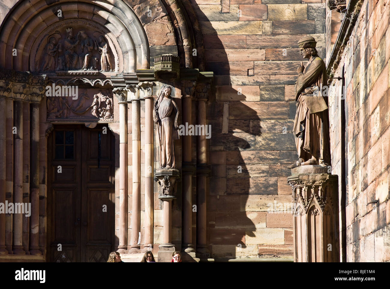 Strasbourg cathédrale gothique Notre-Dame, 14e siècle, arrêt portail,  bandeau Synagogue et Erwin von Steinbach statues, Alsace, France, Europe  Photo Stock - Alamy