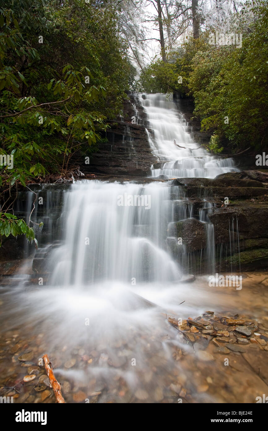 Panther Falls se trouvent à environ 600 mètres avant d'atteindre angel falls angel falls sur le sentier dans rabun County, en Géorgie. Ils sont approxmately 60 pi de hauteur et offrir à des niveaux d'eau. Banque D'Images