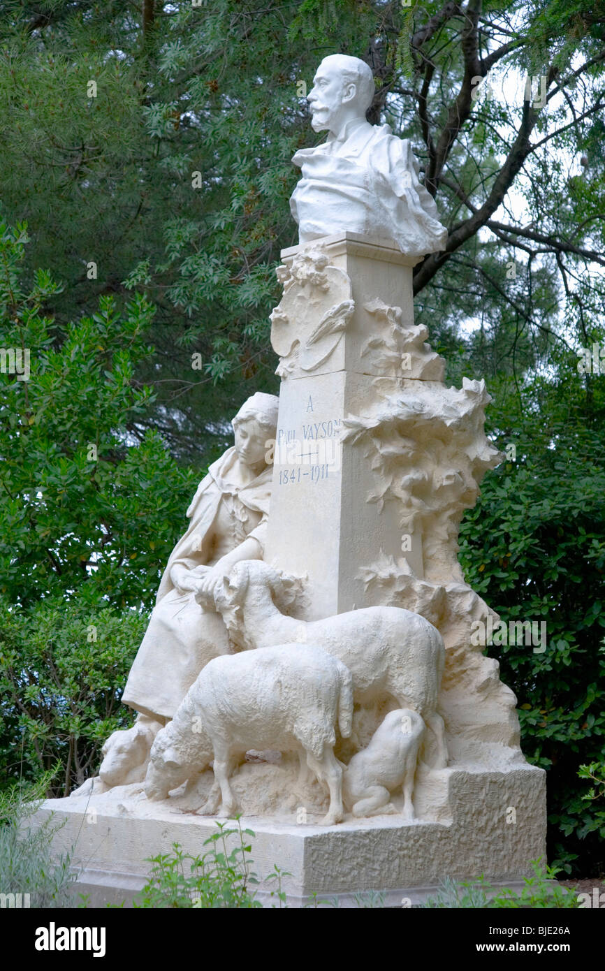 Avignon, Provence, France. Monument à la 19e siècle, le peintre Paul Vayson dans les jardins du Rocher des Doms. Banque D'Images