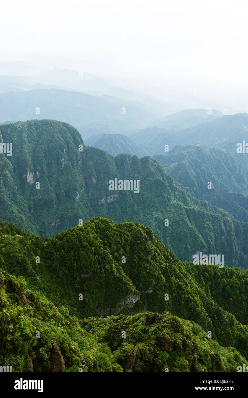 Vue sur les contreforts de l'himalaya autour de Emei Shan, la montagne qui est saint pour les bouddhistes. Du Sichuan, Chine. Banque D'Images