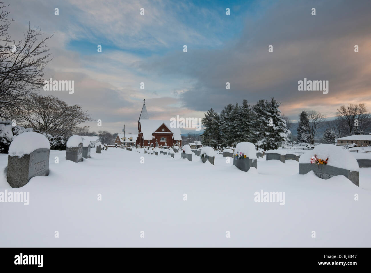 La neige a couvert les pierres tombales dans le cimetière de l'Église luthérienne d'Emmanuel, Nouveau Marché, Virginie, USA Banque D'Images