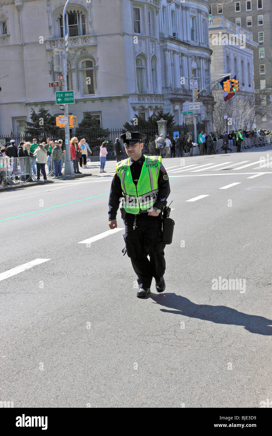 Policier en patrouille à Saint Patrick's Day Parade, 5e Avenue, Manhattan, New York City Banque D'Images