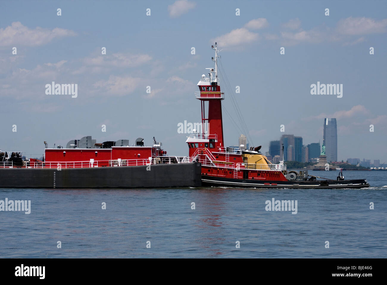 Tugboat 'Robert J. Bouchard' avec une deuxième pilothouse poussant une barge de carburant dans le port de New York. Banque D'Images