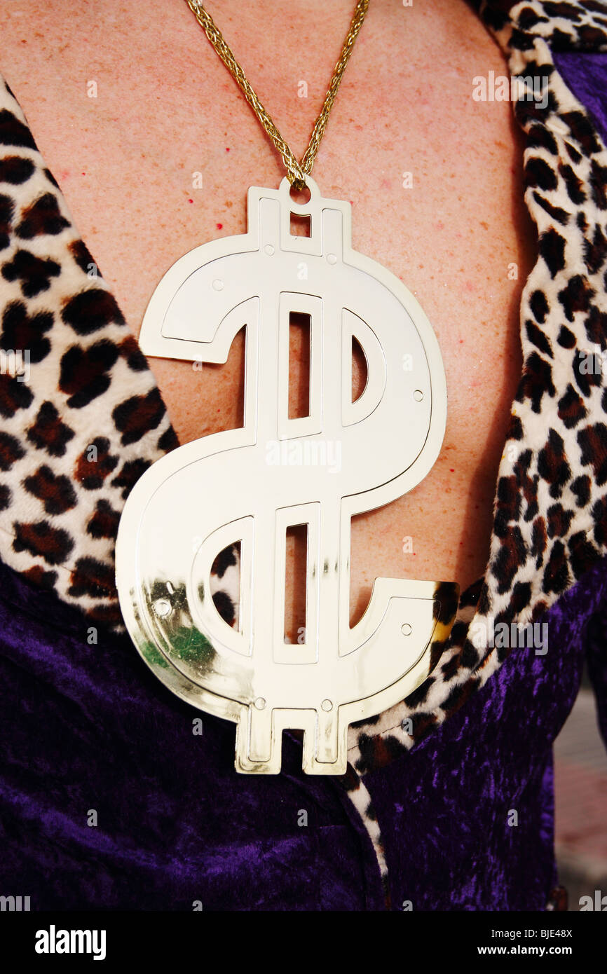 Homme portant un signe dollar medallion au carnaval en Espagne Banque D'Images