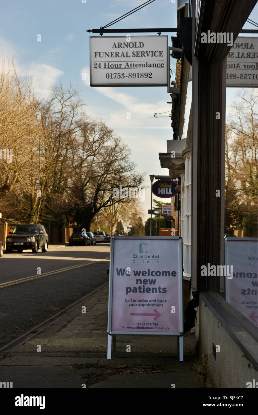 Deux plaques de rue ensemble fournissant des services de divertissement et d'humour dans Gerrards Cross Buckinghamshire UK Banque D'Images