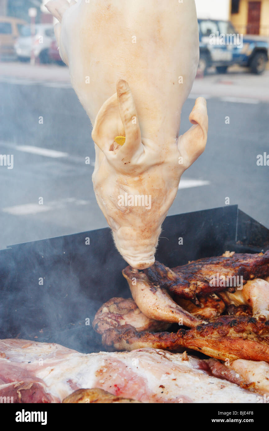 Cochon entier sur un barbecue en plein air sur la rue de Stalle alimentaire en Espagne Banque D'Images