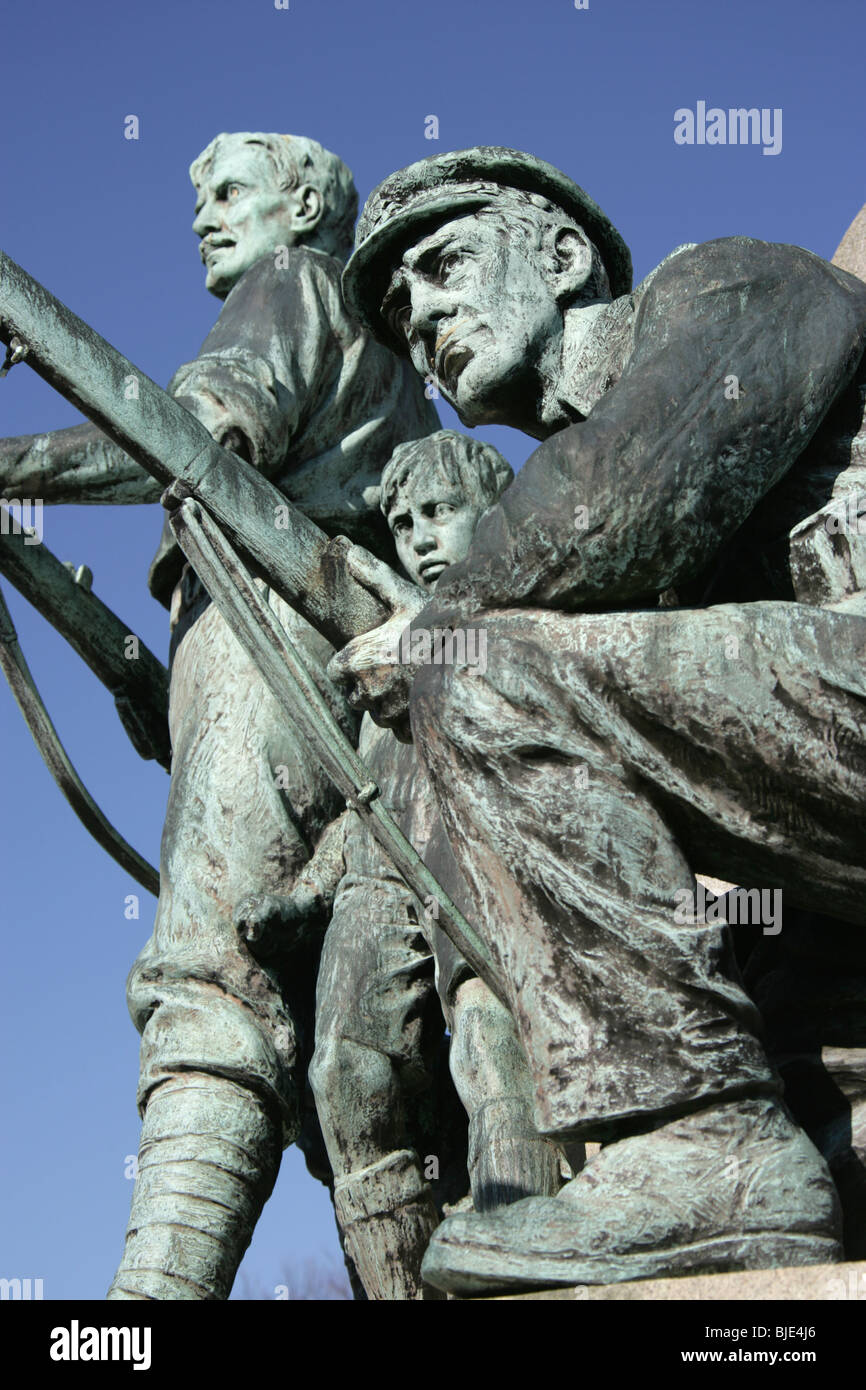 Village de Port Sunlight, Angleterre. Vue rapprochée de la statue de bronze des chiffres sur le sir William goscombe john sculptée War Memorial. Banque D'Images