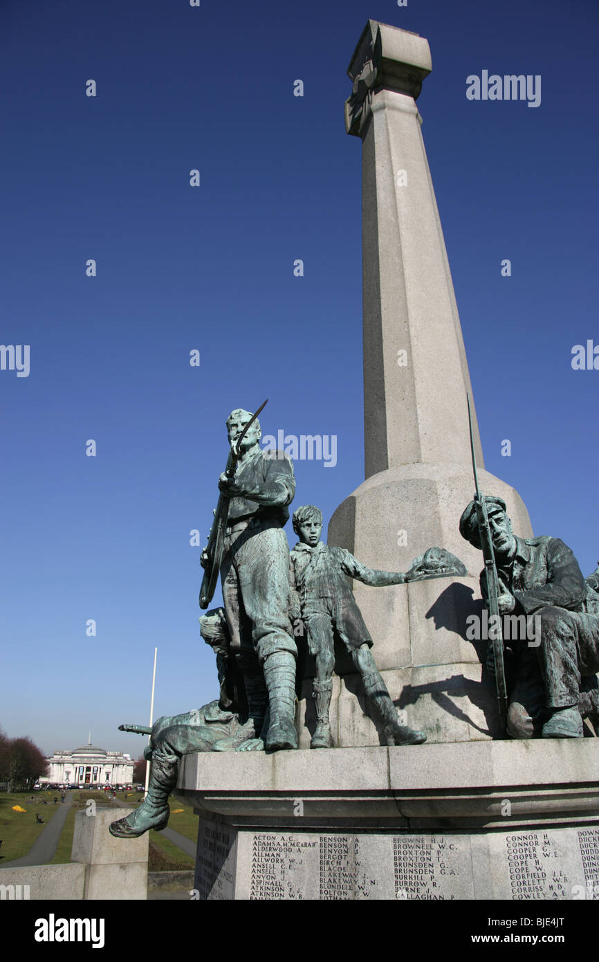 Village de Port Sunlight, Angleterre. Vue rapprochée de la sir William goscombe john sculpté "défense de l'accueil' War Memorial. Banque D'Images