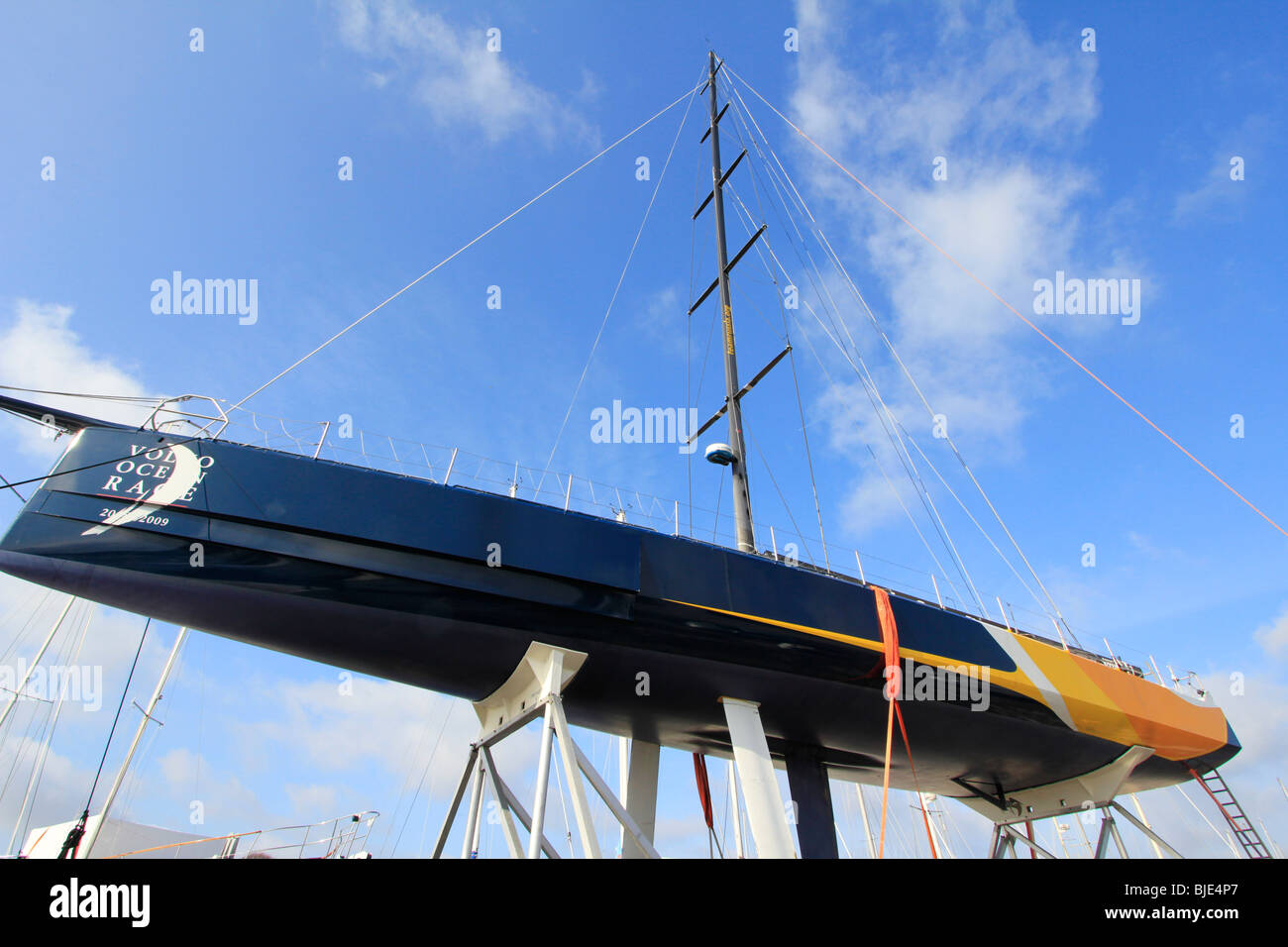 Bateau de course Volvo Océan Lymington centre-ville de new forest hampshire england uk go Banque D'Images