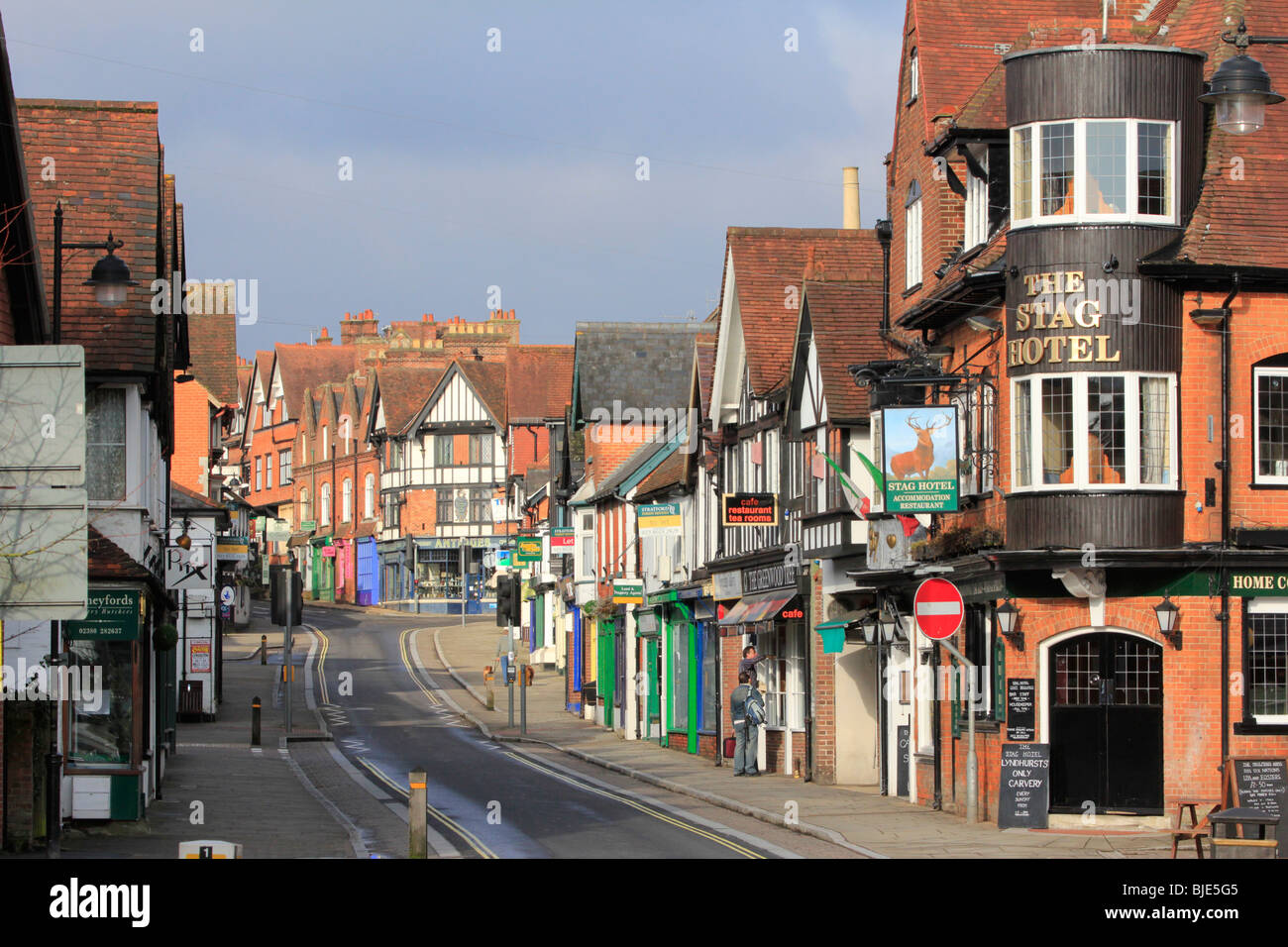 Le centreville de Lyndhurst high street New Forest, Hampshire, Angleterre Photo Stock Alamy