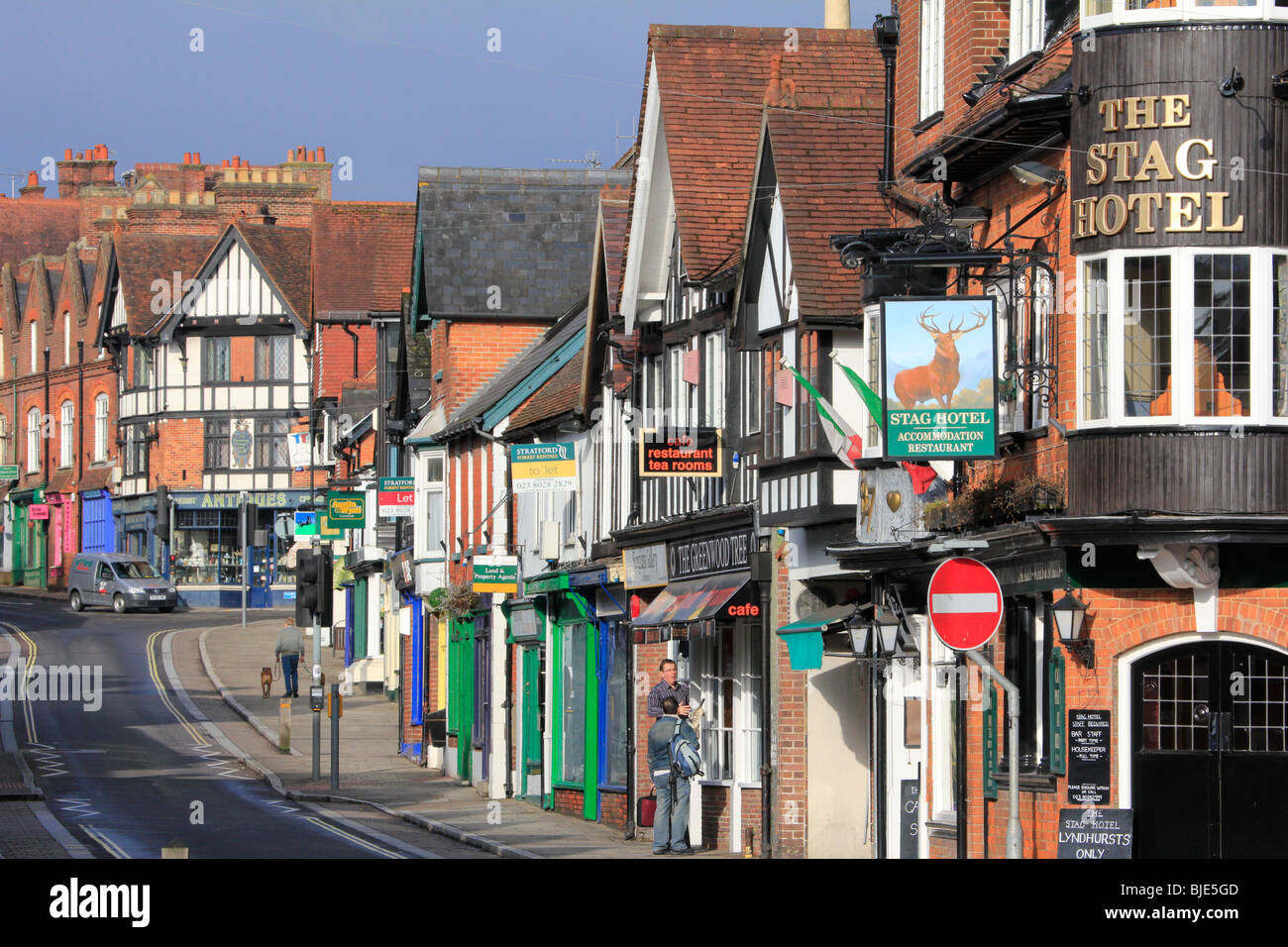 Le centre-ville de Lyndhurst high street New Forest, Hampshire, Angleterre. Banque D'Images