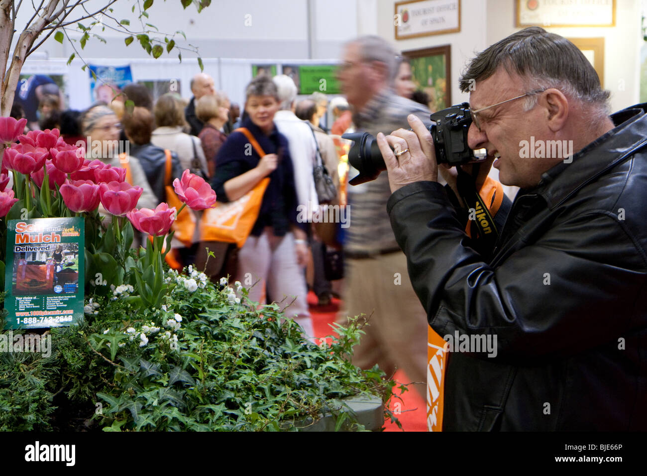 Les cadres supérieurs masculins blancs en tenant des fleurs photo Banque D'Images