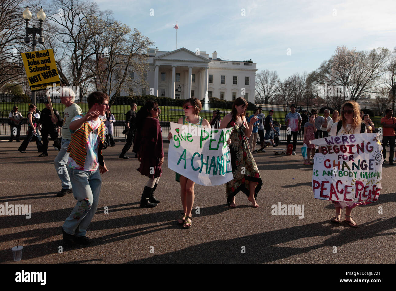 Les femmes danse avec les signes de la guerre en face de la Maison Blanche. Manifestation anti-guerre. Marche sur Washington. 20 mars, 2010 Banque D'Images