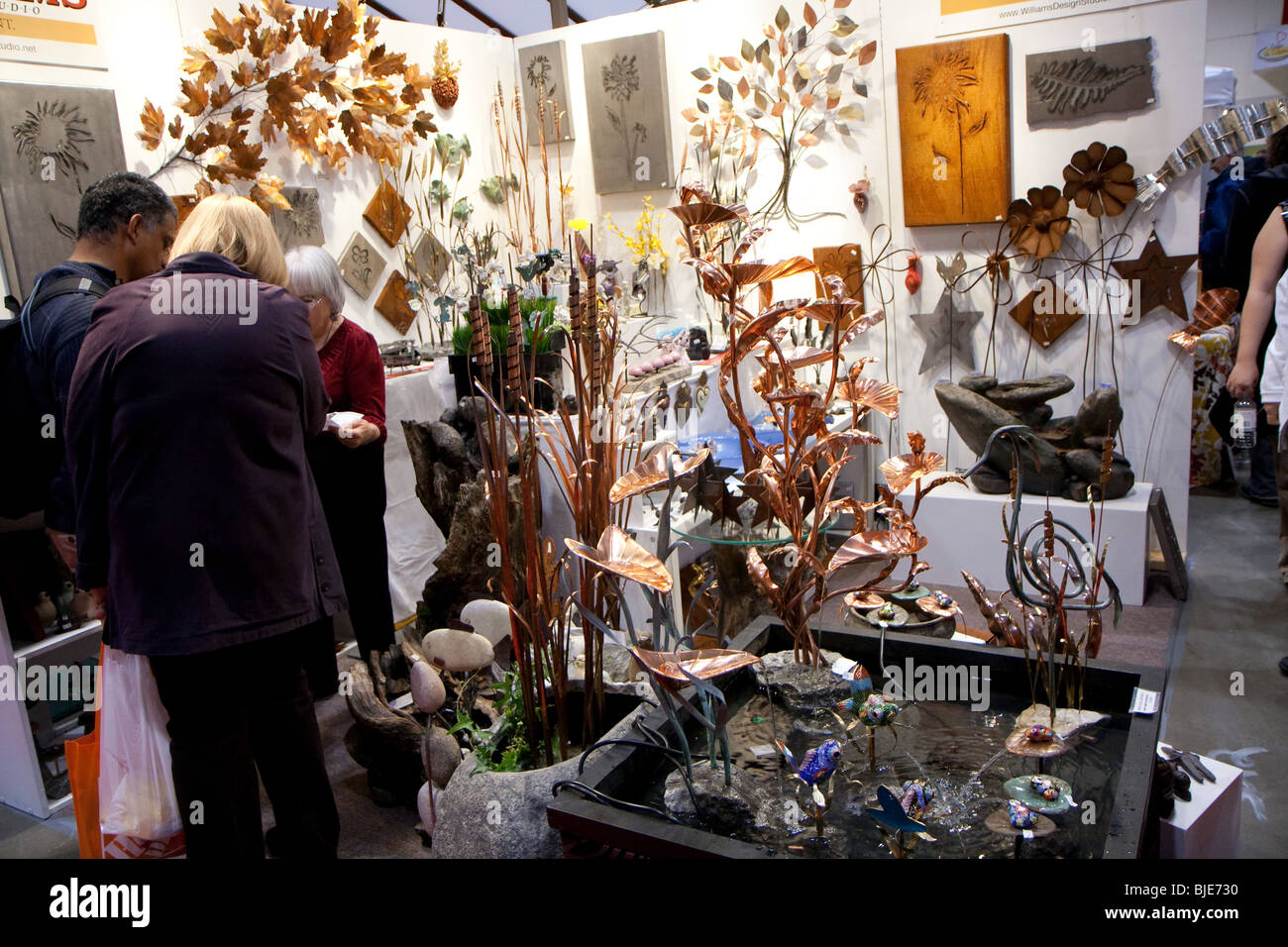 Canada Metal décor fleur fleurs jardin fontaine événement shopper shopping show yard Banque D'Images