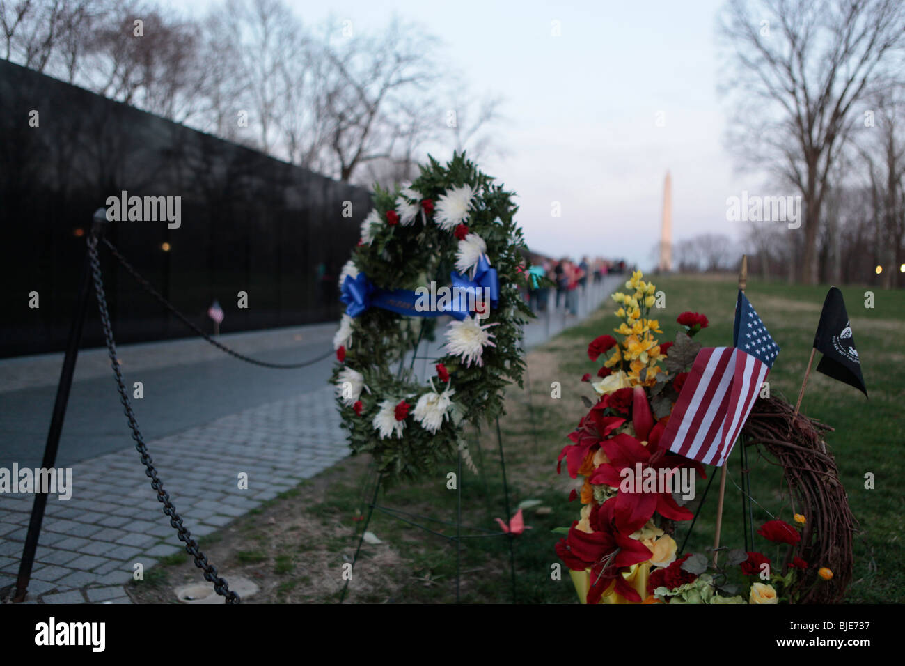 La guerre du Vietnam Memorial à Washington memorial en arrière-plan. couronnes drapeau américain drapeau POWMIA fleurs Banque D'Images