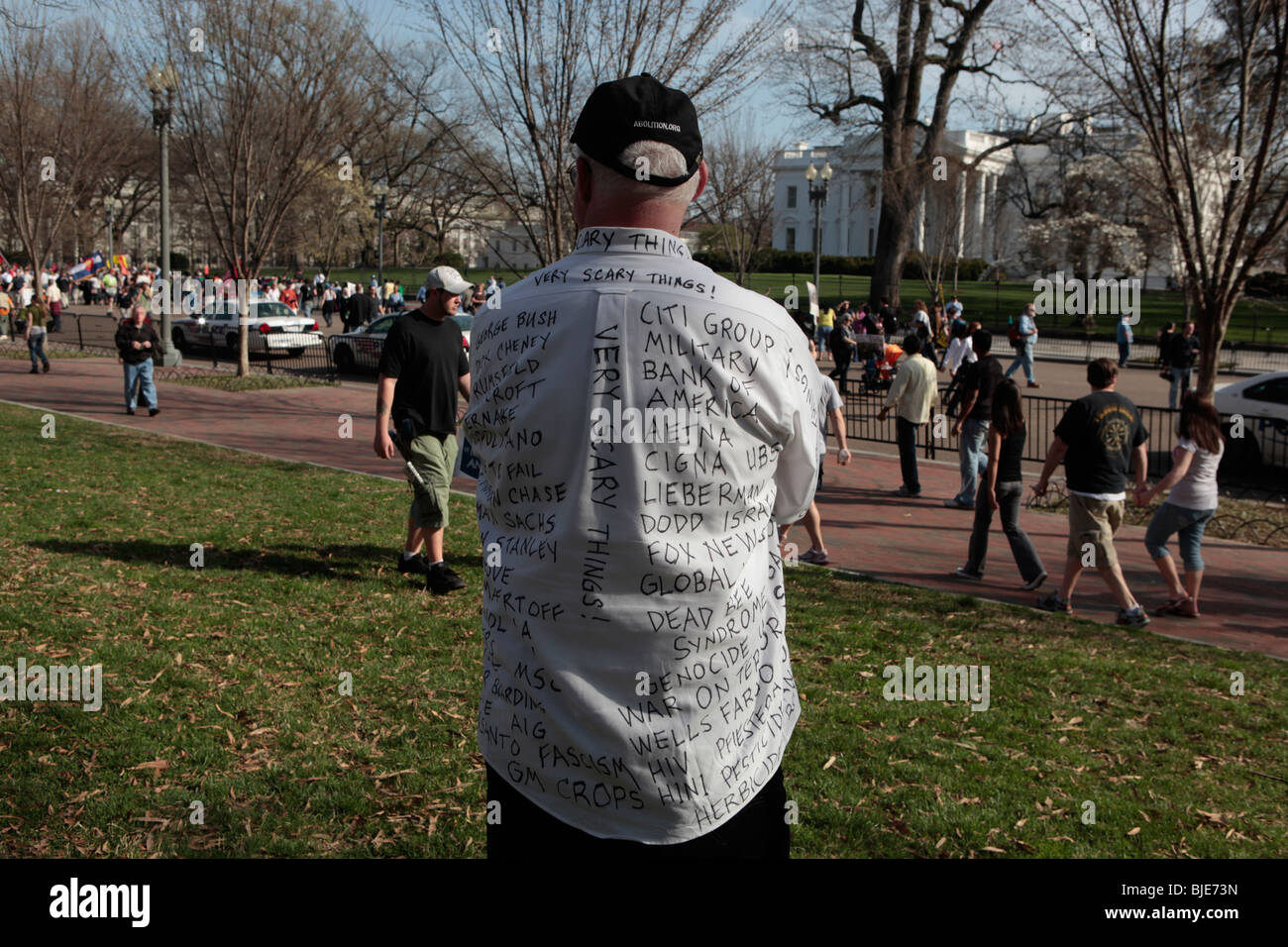La Guerre anti manifestant avec chemise couverte de noms de sociétés. Manifestation anti-guerre. Marche sur Washington. 20 mars, 2010 Banque D'Images