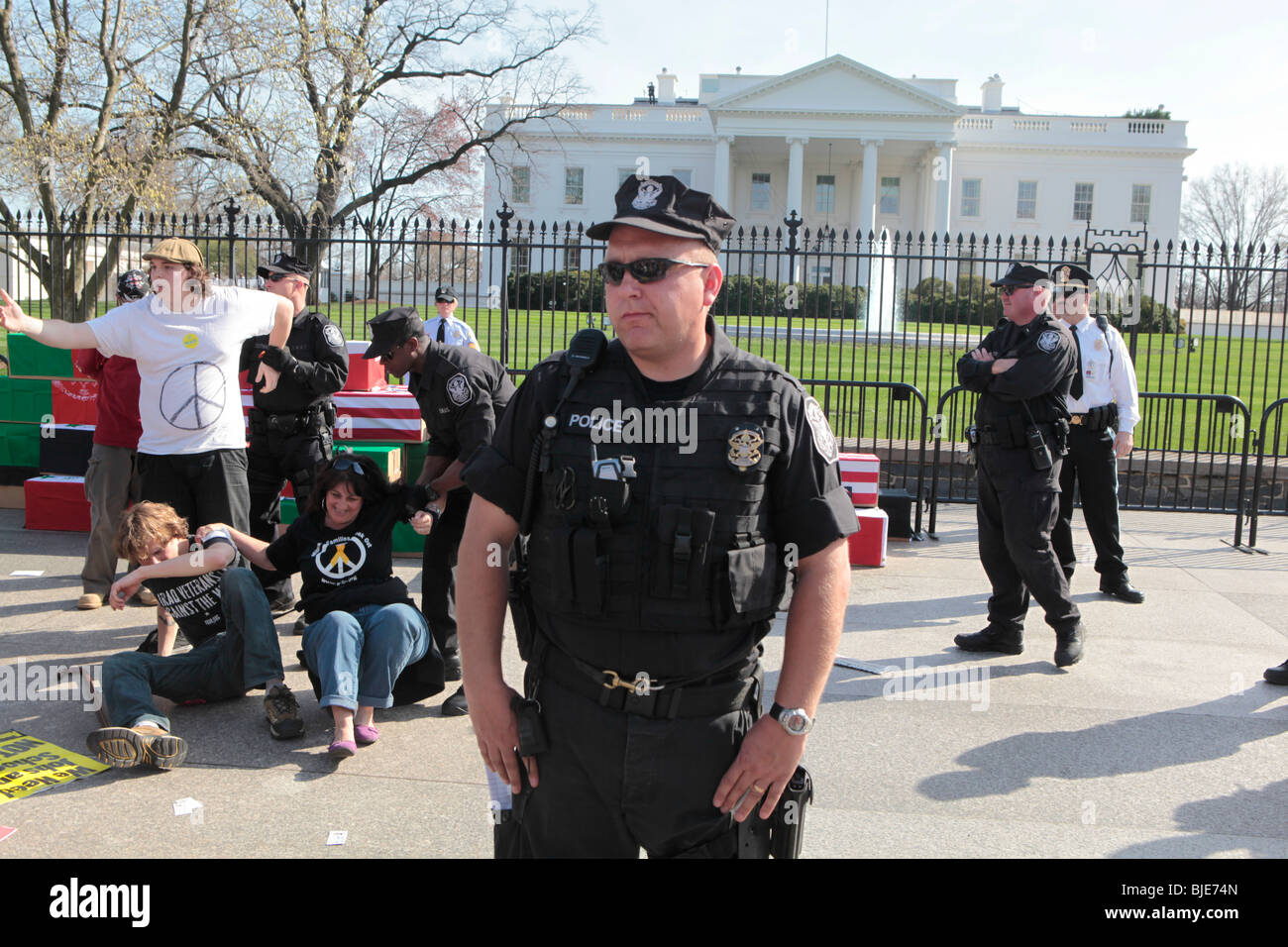 La guerre contre les manifestants sont arrêtés par la police près de Maison Blanche. Manifestation anti-guerre. Marche sur Washington. 20 mars, 2010 Banque D'Images