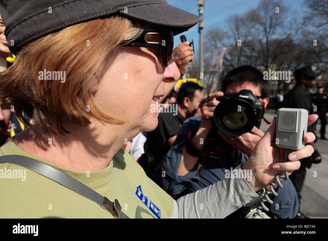 Cindy Sheehan proesting à White House juste avant d'être arrêté. Manifestation anti-guerre. Marche sur Washington. 20 mars, 2010 Banque D'Images