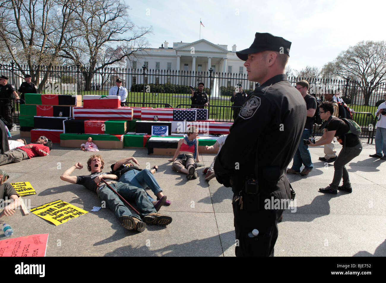Entouré de manifestants cercueils sur trottoir à Maison Blanche sur le point d'être arrêté par la police. Manifestation anti-guerre. Marche sur Washington. 20 mars, 2010 Banque D'Images