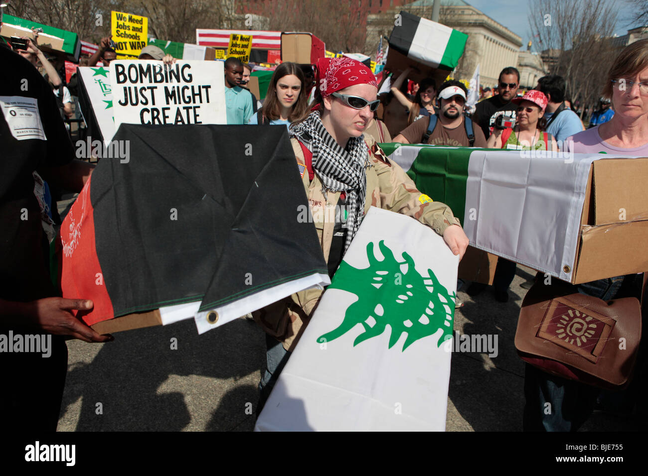 Offrir des manifestants drapés cercueils en carton du pavillon à la Maison Blanche. Manifestation anti-guerre. Marche sur Washington. 20 mars, 2010 Banque D'Images