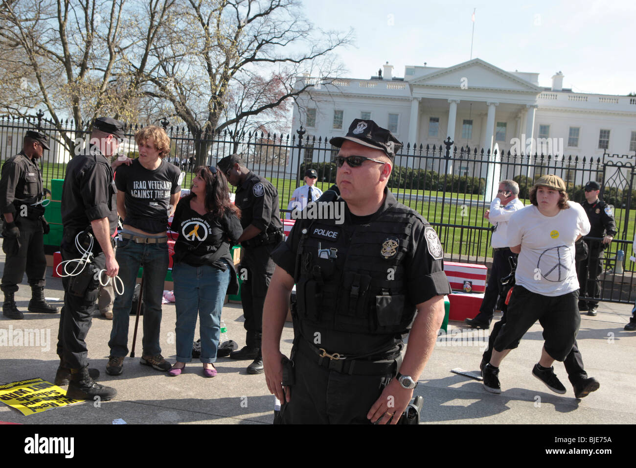 La guerre contre les manifestants sont arrêtés par la police près de Maison Blanche. Manifestation anti-guerre. Marche sur Washington. 20 mars, 2010 Banque D'Images