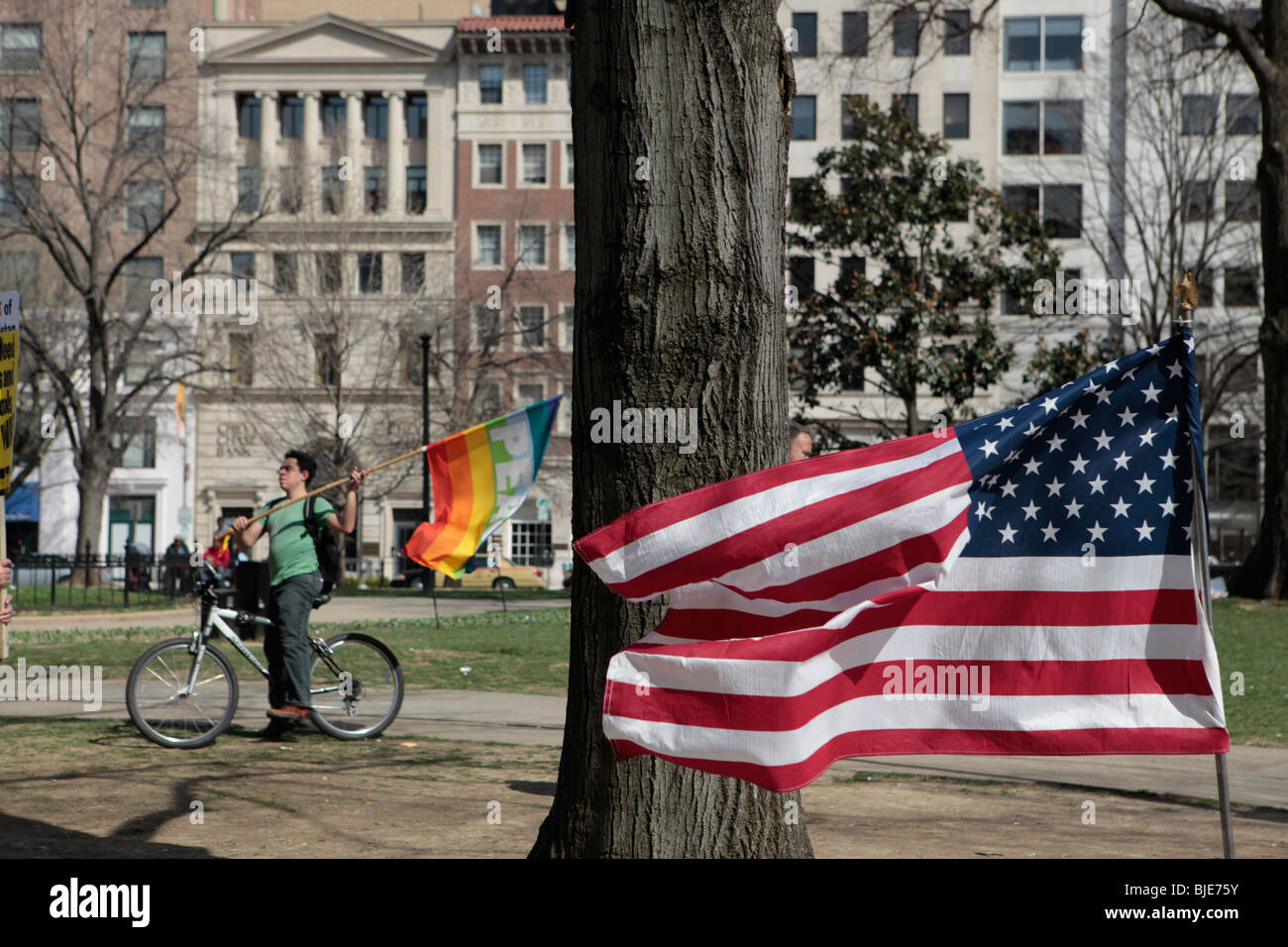 Drapeau américain et un drapeau de la paix dans la région de Lafayette Park, près de maison blanche. Manifestation anti-guerre. Marche sur Washington. 20 mars, 2010 Banque D'Images
